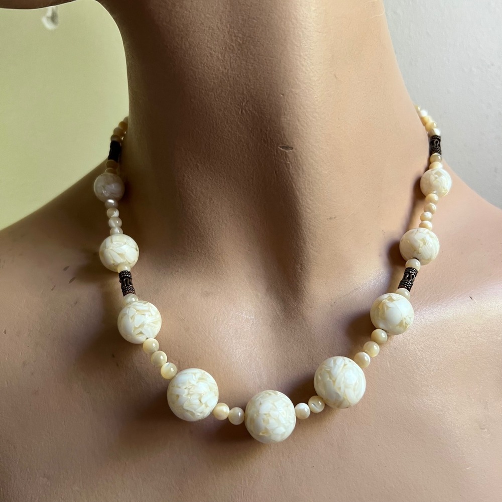 Vintage Mother of Pearl MOP Beaded Necklace Bronze Clasp 18" Boho 90s‎ Y2K
